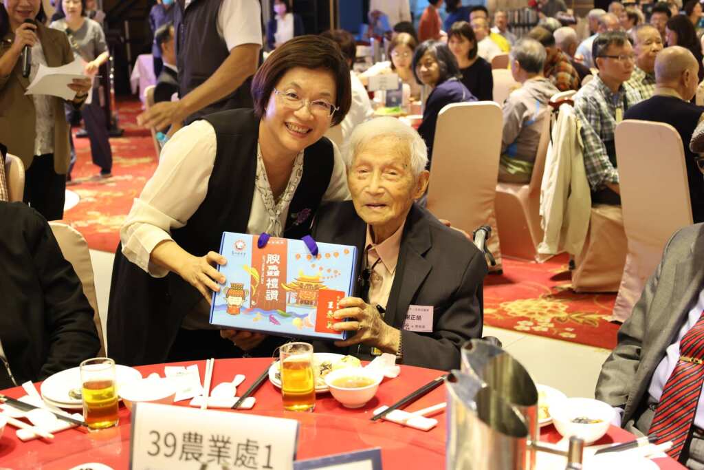 ▲彰化縣政府於昨日在花壇鄉全國麗園大飯店舉辦「彰化縣政府114年退休人員聯誼餐會」,縣長王惠美出席關懷退休人員,感謝他們在職時的付出。(圖/彰化縣政府提供)