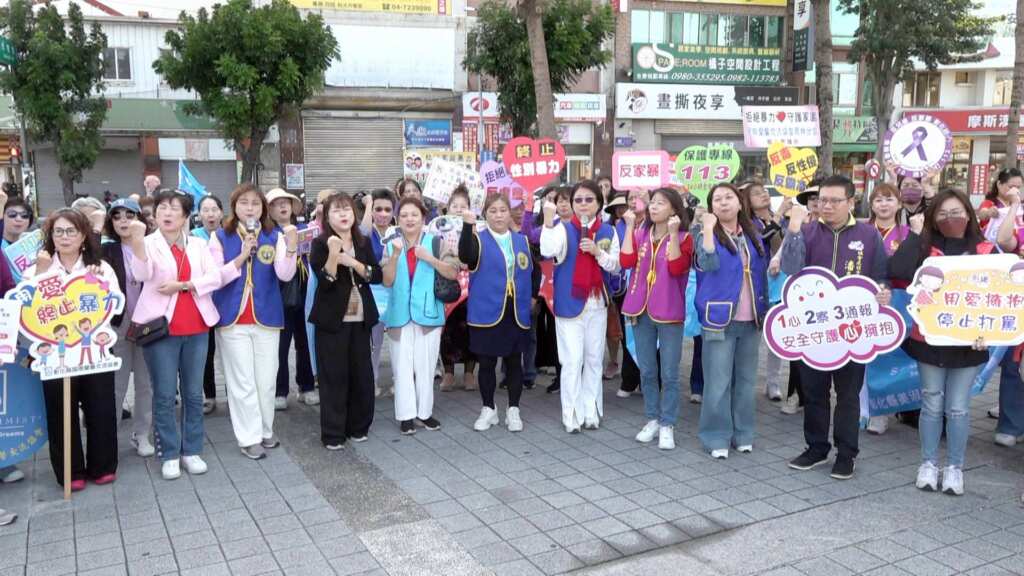 ▲響應國際終止婦女受暴日,彰投地區五個分會動員逾百位蘭馨姐妹,由總召集人、候任總監卓仕文領軍,在彰化火車站站前廣場集結,共同發聲。(記者林明佑攝)
