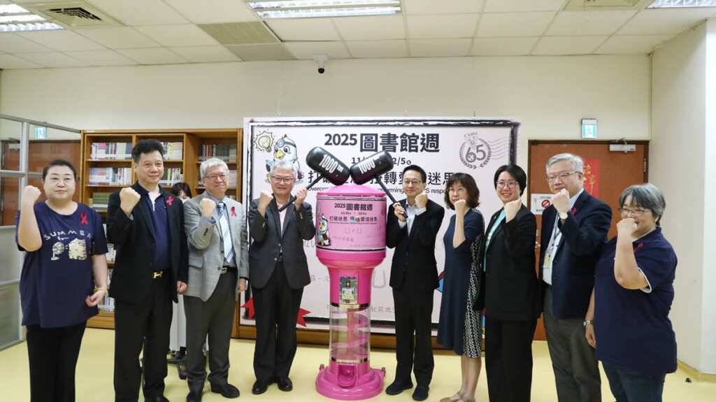 ▲疾管署長羅一鈞(右五)和財團法人中山醫學大學董事長周英香(右三)、校長黃建寧(左四)等人共同呼籲打造零歧視友善醫療環境。(圖/中山醫大提供)