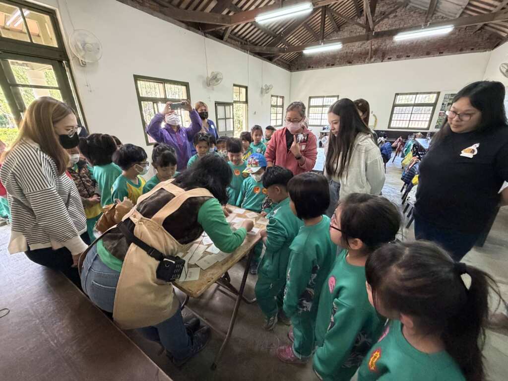 ▲什麼是里山?孩子們分組合作,透過拼圖遊戲拼湊成完整的里山知識。過程中,他們開啟了對「里山」的初步認識。(圖/福德國小提供)