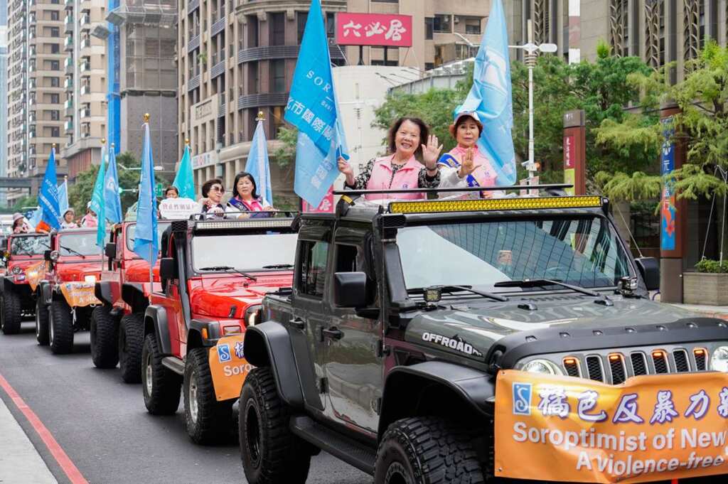▲響應「1125國際婦女受暴終止日」，新北市政府攜手新北市國際蘭馨交流協會以車隊遊行行動宣導。