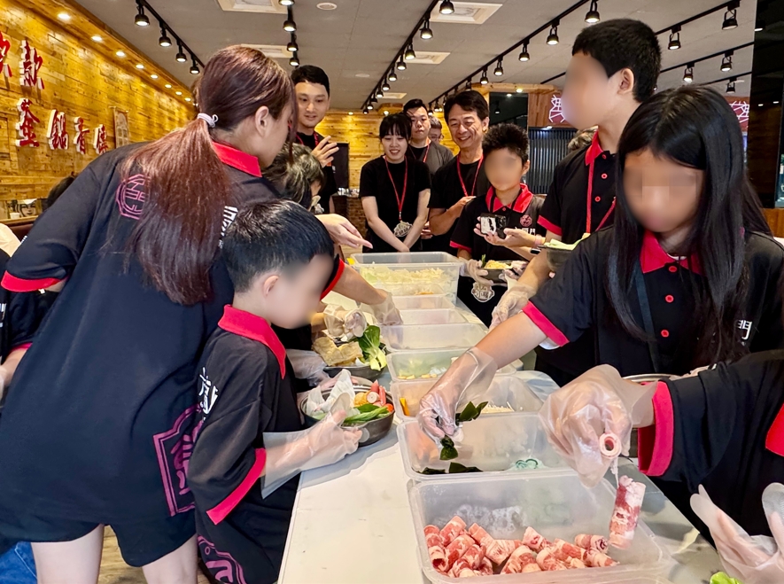 家扶兒少參與六扇門「小小店長體驗營」,實際學習備料與接待,從中建立自信。圖/六扇門提供