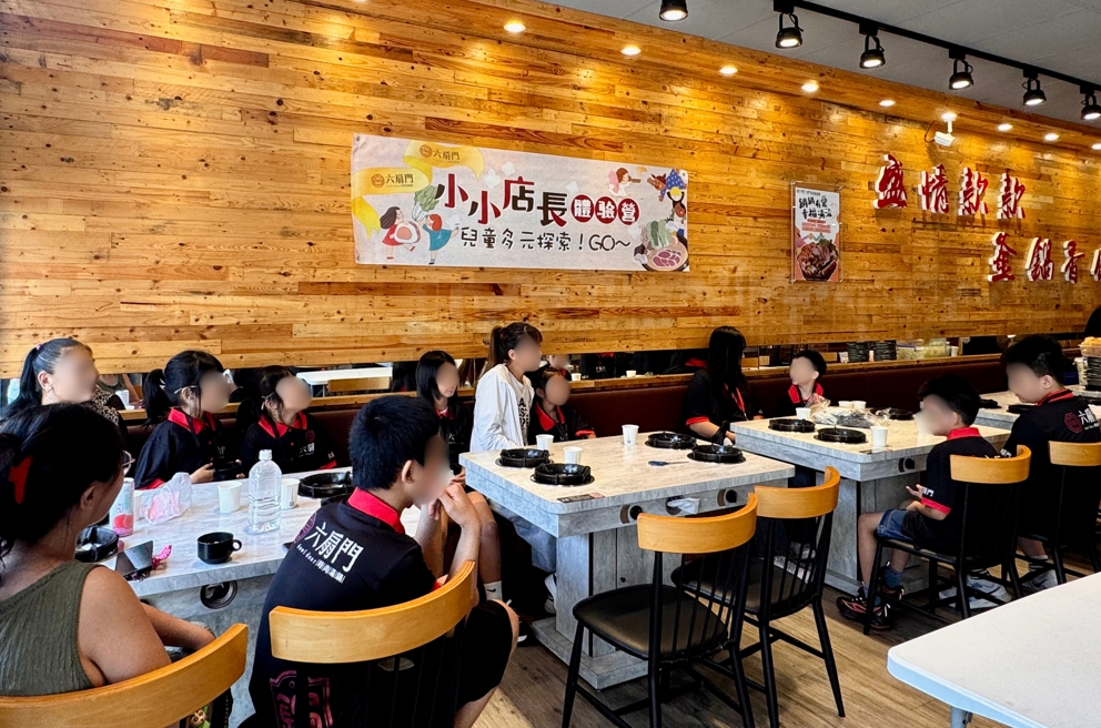 來自家扶的20位兒少至門市體驗餐飲實務,讓孩子們在實作中探索未來職涯。圖/六扇門提供