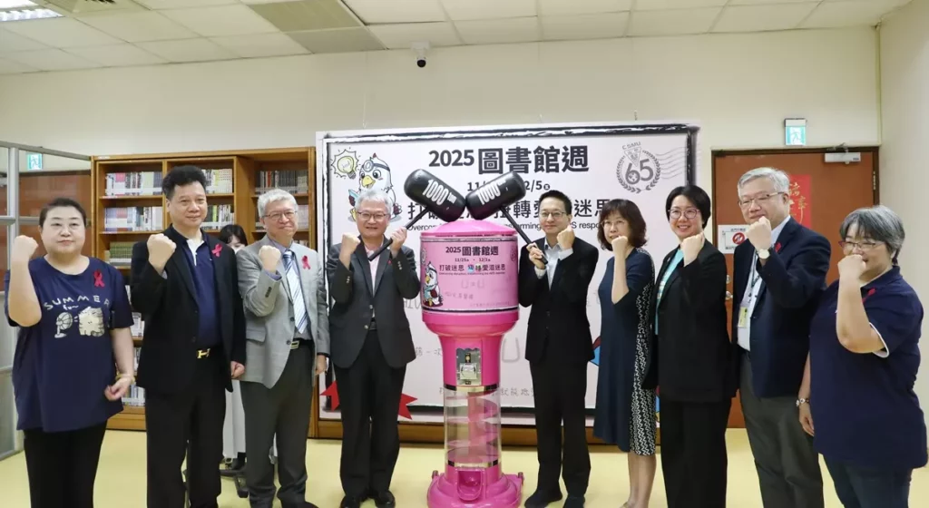 疾管署長羅一鈞(右五)和財團法人中山醫學大學董事長周英香(右三)、校長黃建寧(左四)等人共同呼籲打造零歧視友善醫療環境。(圖/中山醫大提供)