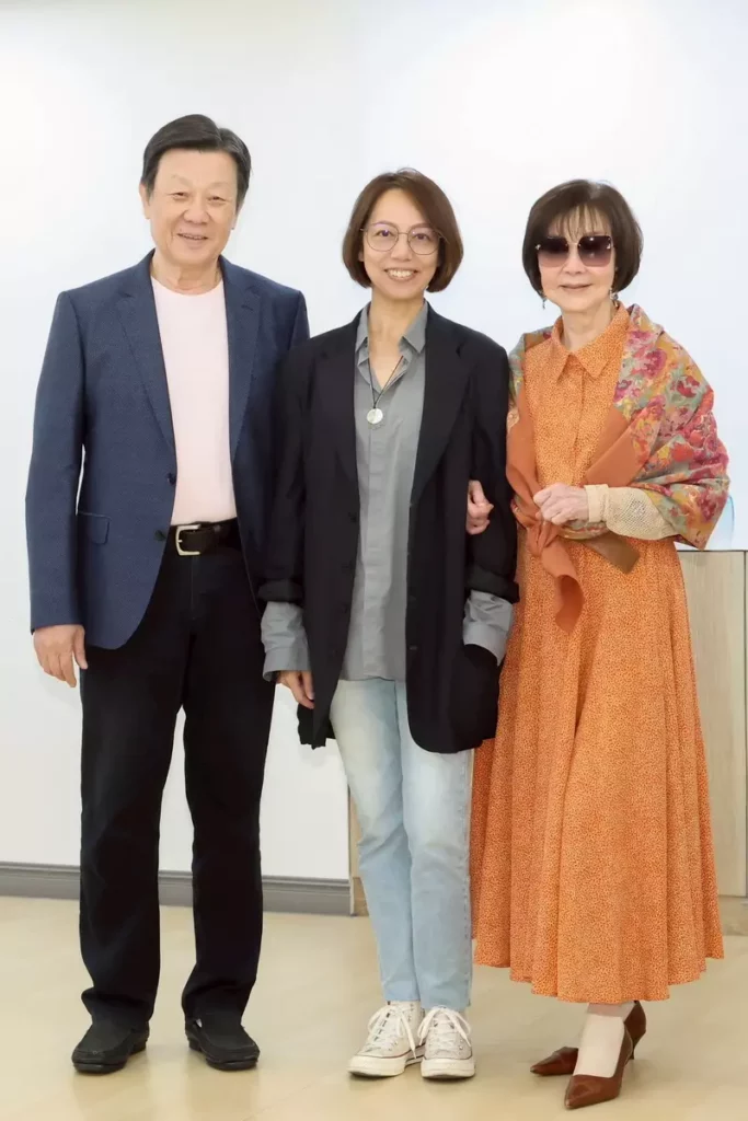 (由左至右)寇世勳、新銳導演宋康欣、資深演員歸亞蕾出席電影「拾光」殺青記者會。