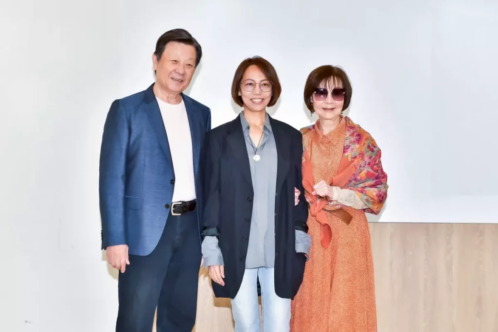 (由左至右)寇世勳、新銳導演宋康欣、資深演員歸亞蕾出席電影「拾光」殺青記者會。