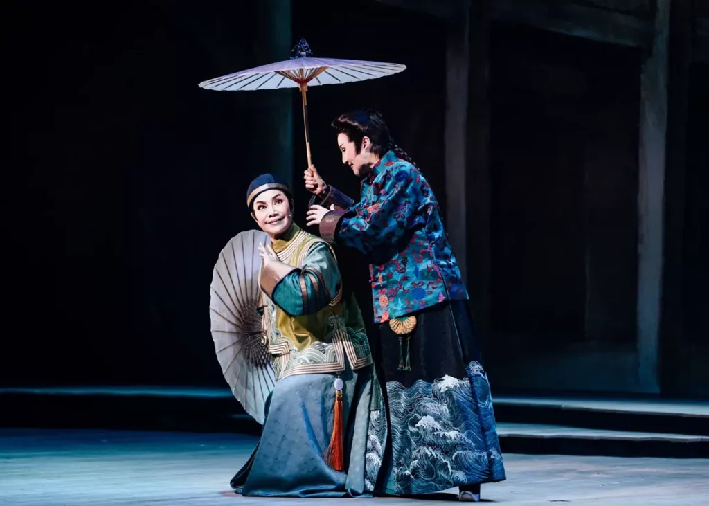 2025 NTT遇見巨人—唐美雲歌仔戲團《夢在海潮那邊》,唐美雲飾演「蔡牽媽」將海賊女王的霸氣展現於舞台,描繪人物在歷史浪潮中勇敢面對命運的瞬間。(圖/歌劇院提供攝影:陳建豪)