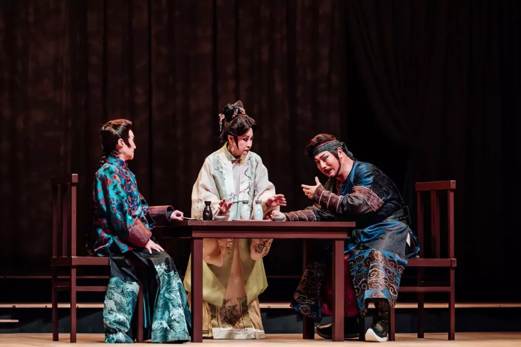由唐美雲、許秀年、小咪領銜,特邀唐文華參演,源自嘉慶年間蔡牽與蔡牽媽的傳奇,兩人攜手並肩,展現海盜的勇氣。(圖/歌劇院提供攝影:陳建豪)