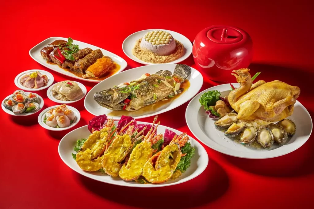 _江南春賜福套餐是專為小家庭量身打造的4人份年菜,招牌菜東坡肉花膠烏參也納入菜單設計中。(台北福華大飯店提供)