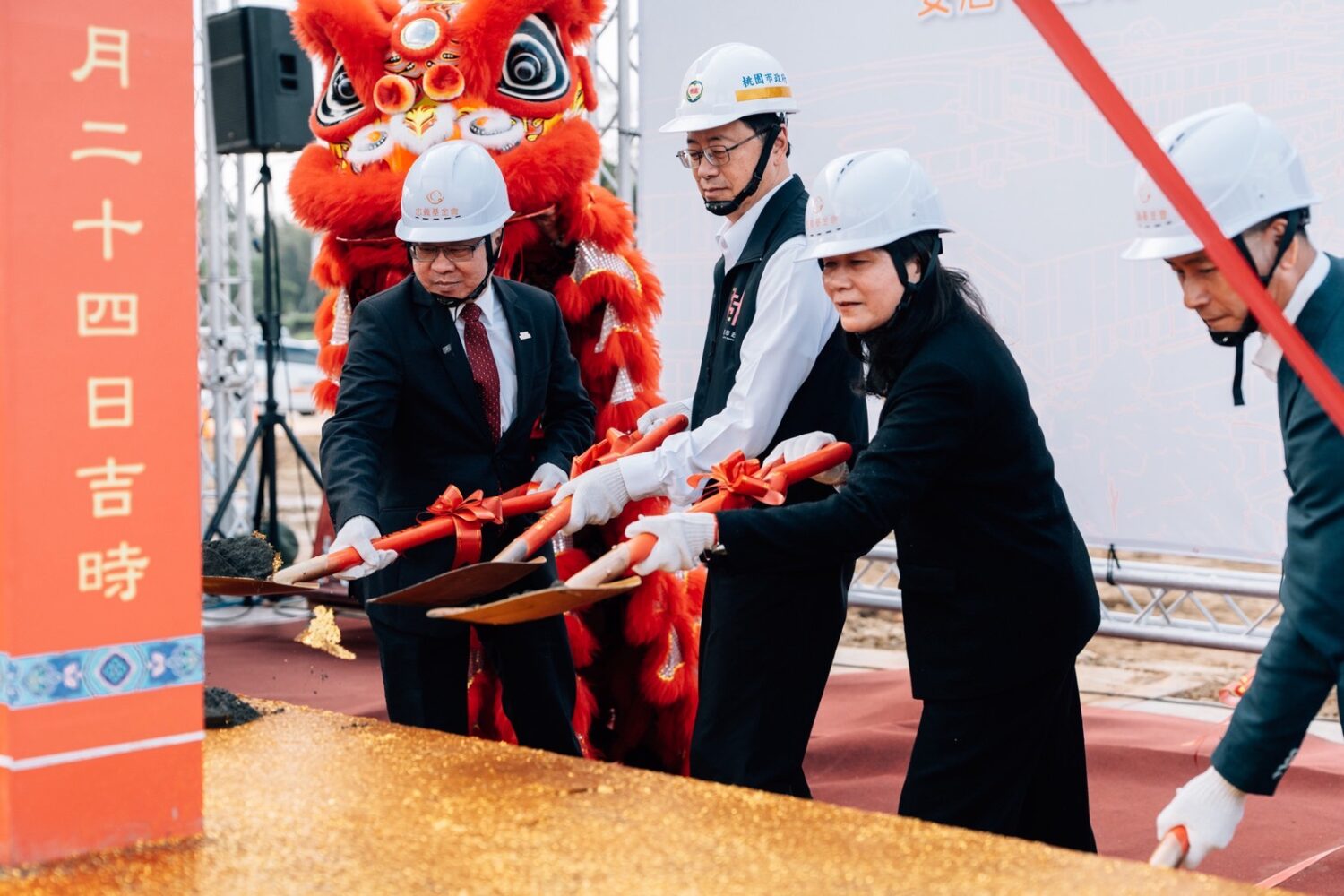 桃園市長張善政、台北市議會議長戴錫欽、衛福部政務次長呂建德等共同參與動土典禮。(圖/忠義基金會 提供)