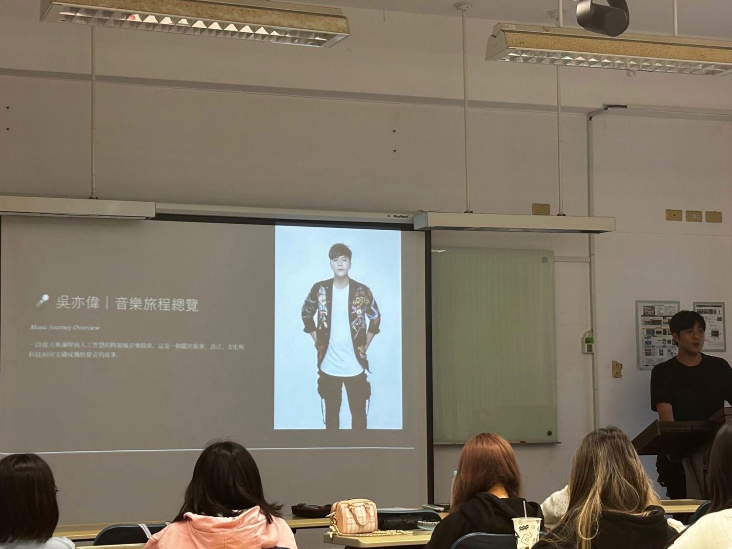 吳亦偉到台北海大開講智慧財產權，認為現代人不該擔心被AI取代。(圖/台北海大 提供)