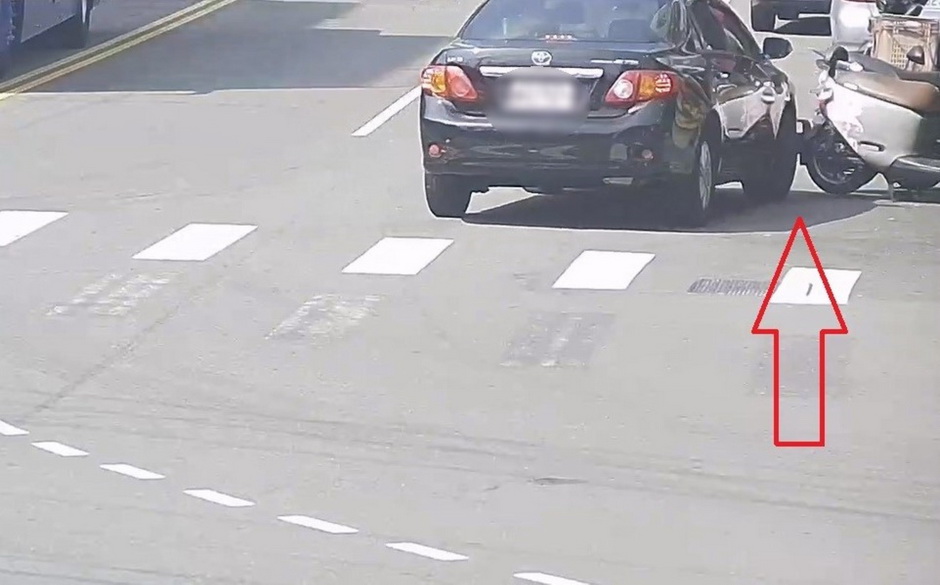 ▲小客車於迴轉時,距離未抓準不慎撞到他車。
