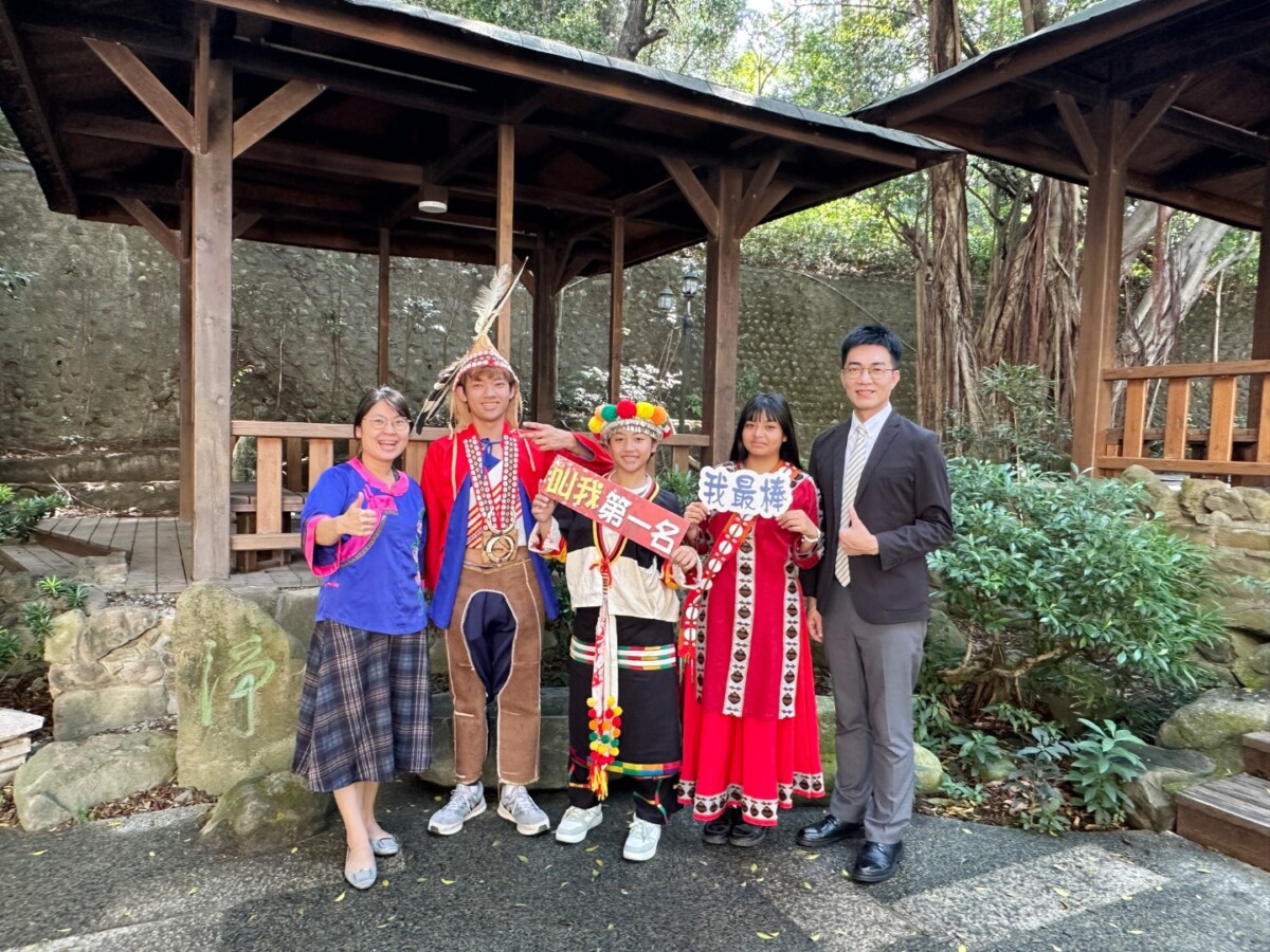 ▲獲獎師生與校長合影(左起涂汐如組長、翁閔旭、田采薇、謝嘉萍同學及李昱平校長)。