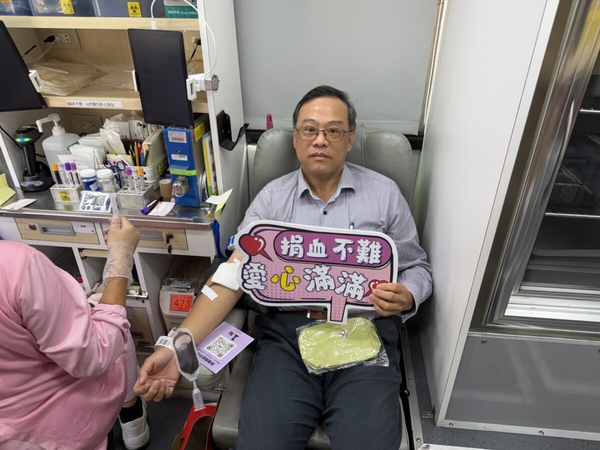 ▲大林煉油廠副廠長林文祥挽袖捐熱血