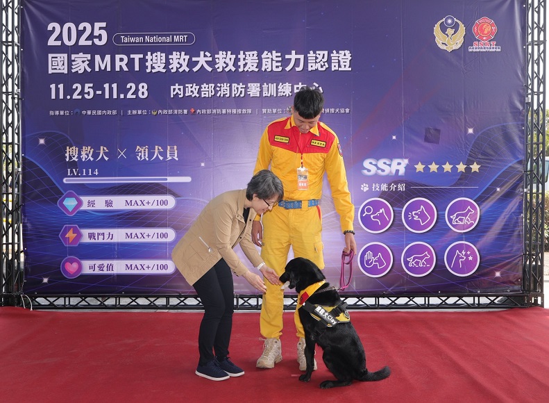 ▲蕭美琴副總統特別贈送參加考試的搜救犬們 一隻一個雞腿玩具,鼓勵牠們考試加油加油!