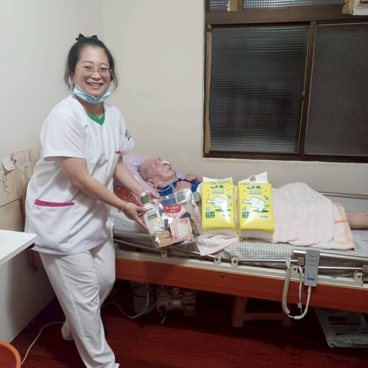 ▲創世新店院護理師親自將暖心禮包送予植物人家庭。