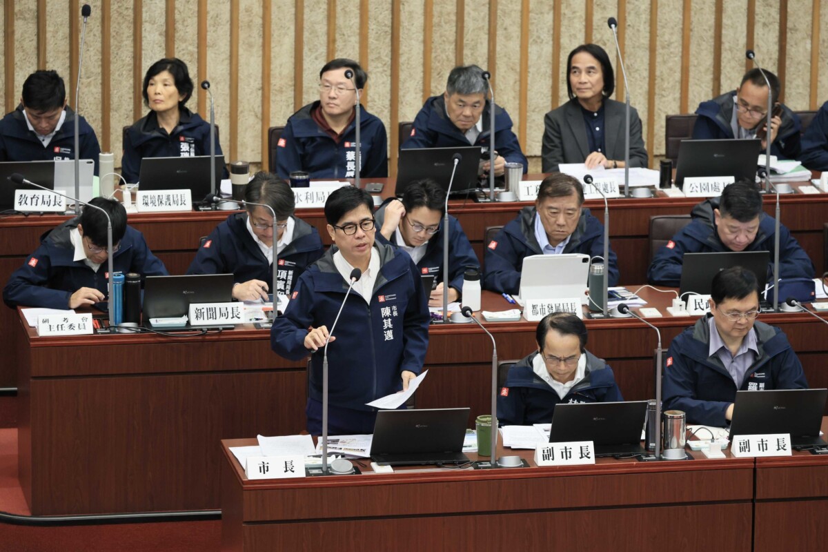 ▲陳其邁在下午的總質詢中,回覆議員提出的原住民長輩的照顧服務 、愛河高空景觀台建設計畫及規劃林園漁港共融公園等議題。