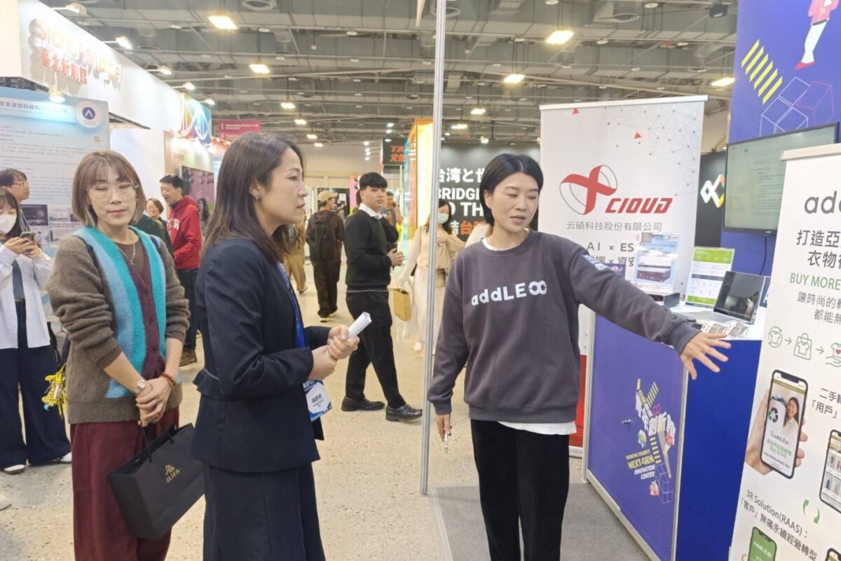 ▲新竹縣政府教育局長楊郡慈(中)前往「Meet Taipei創新創業嘉年華」,支持新竹青創基地的參展團隊。