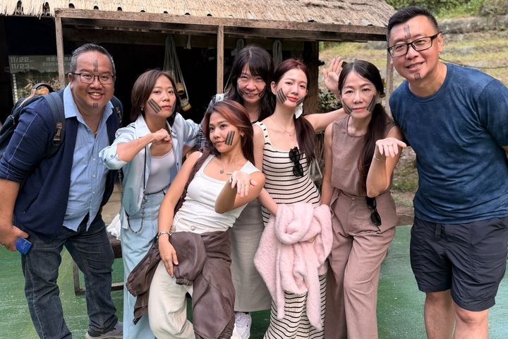 馬來西亞媒體網紅與旅行業者走進原住民族文化園區,體驗原民文化與生活。 圖:屏東縣政府/提供