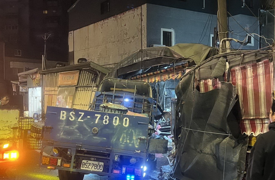 桃園市平鎮區清晨驚傳車禍 停放機車遭殃、五人受傷