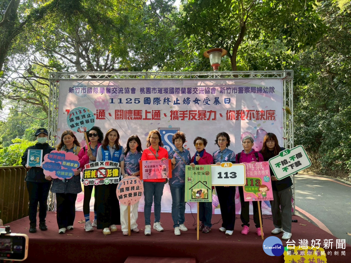 新竹市警察局政風室在十八尖山進行反詐騙宣導。