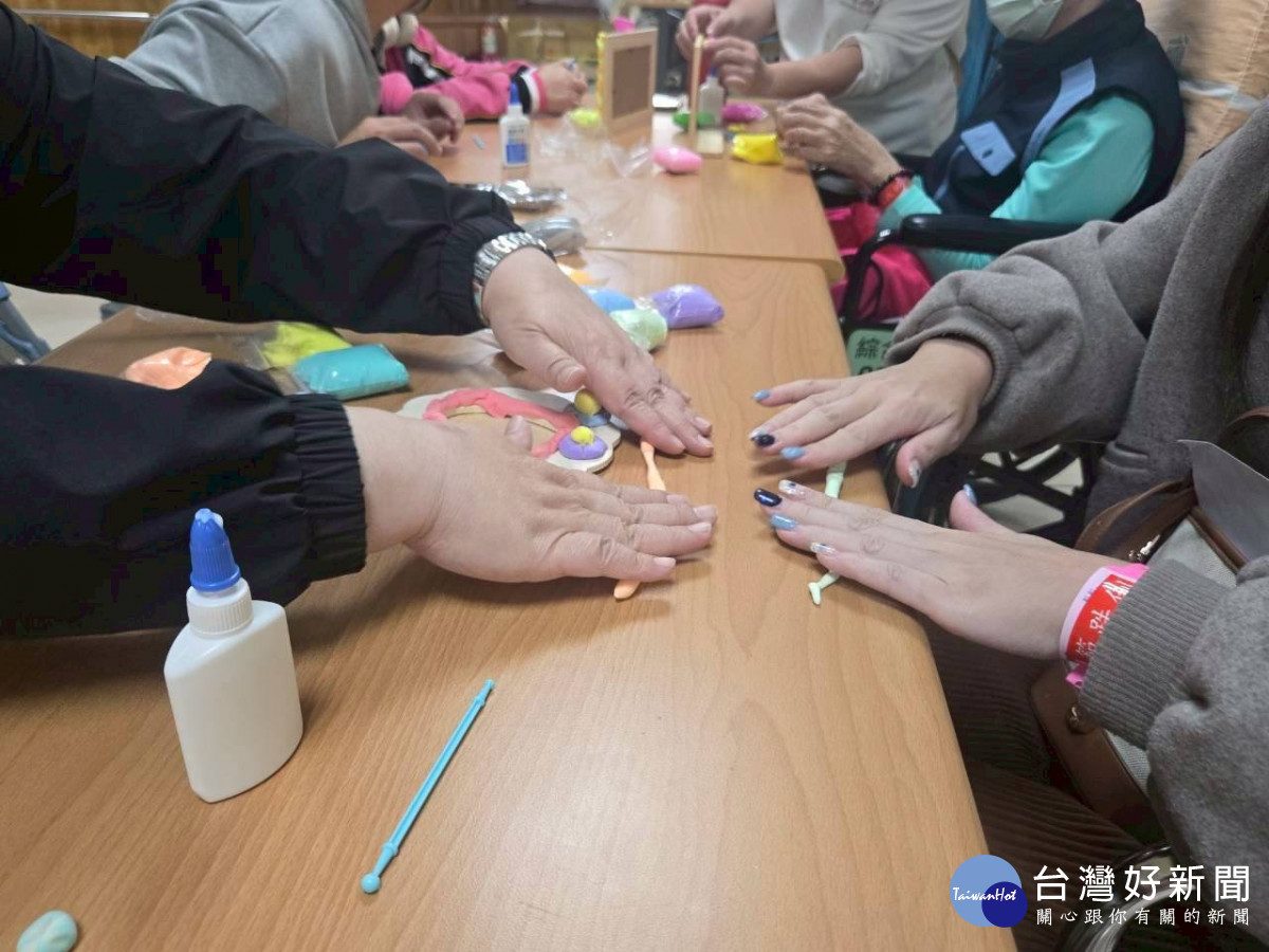 手作相框傳遞感恩祝福 桃園醫院復健病房陪病友找回力量
