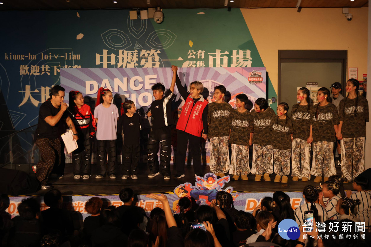 中壢車站商圈舞蹈大賽湧入逾200名民眾,15支青少年舞團點亮前站街區。