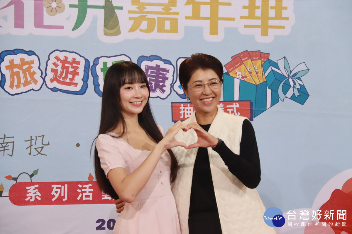 宣傳大使高曼容與許淑華大力宣傳。(記者扶小萍攝)