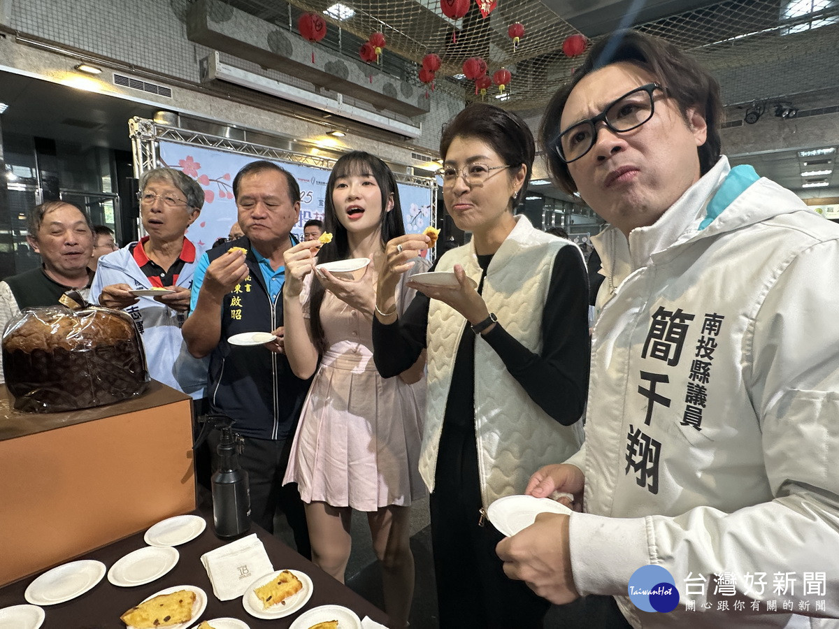 與會嘉賓品賞美味糕點。(記者扶小萍攝)