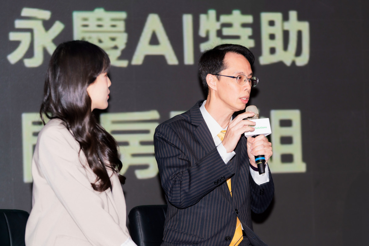 永慶房產集團資訊部協理呂學堯(右)分享,「永慶AI特助」讓消費者可以用自然語發問找房。(圖/永慶房產集團提供)