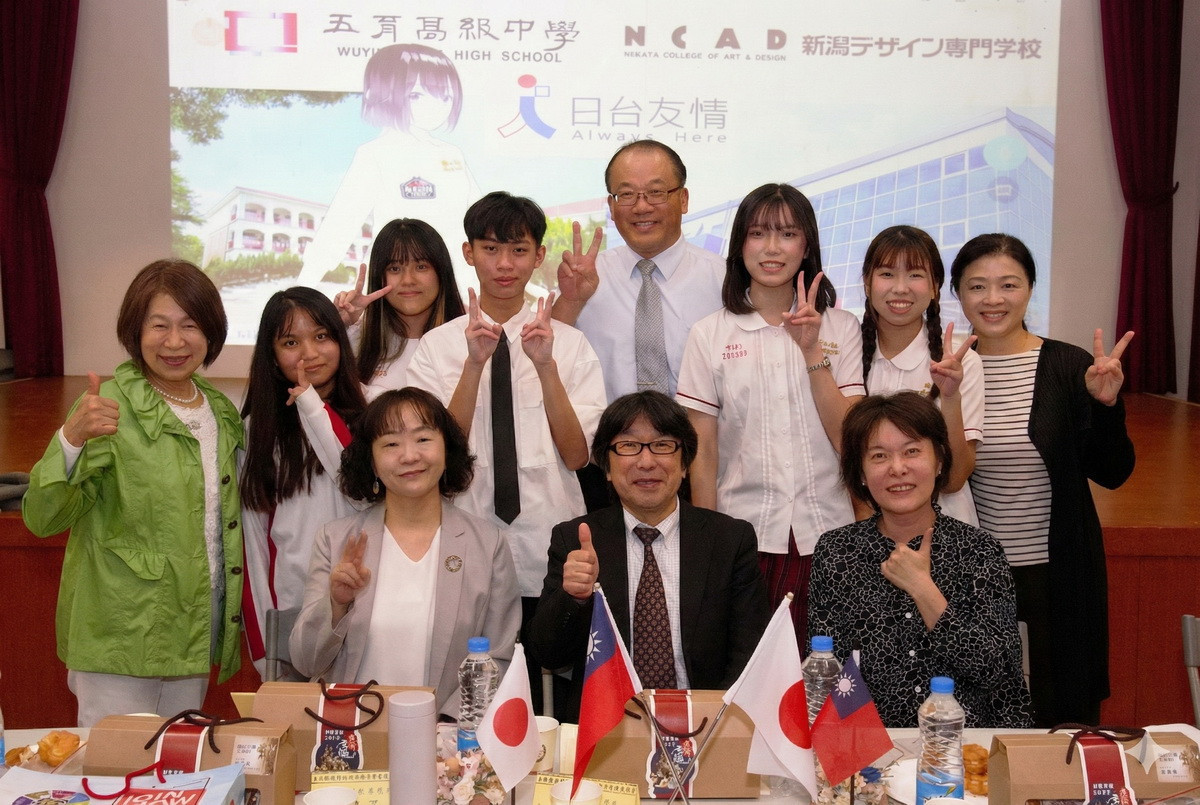 兩校校長師生代表合影。(五育高中提供)