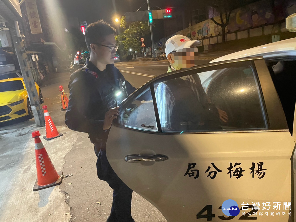 8旬翁從中和騎到楊梅，警方暖心協助返家。