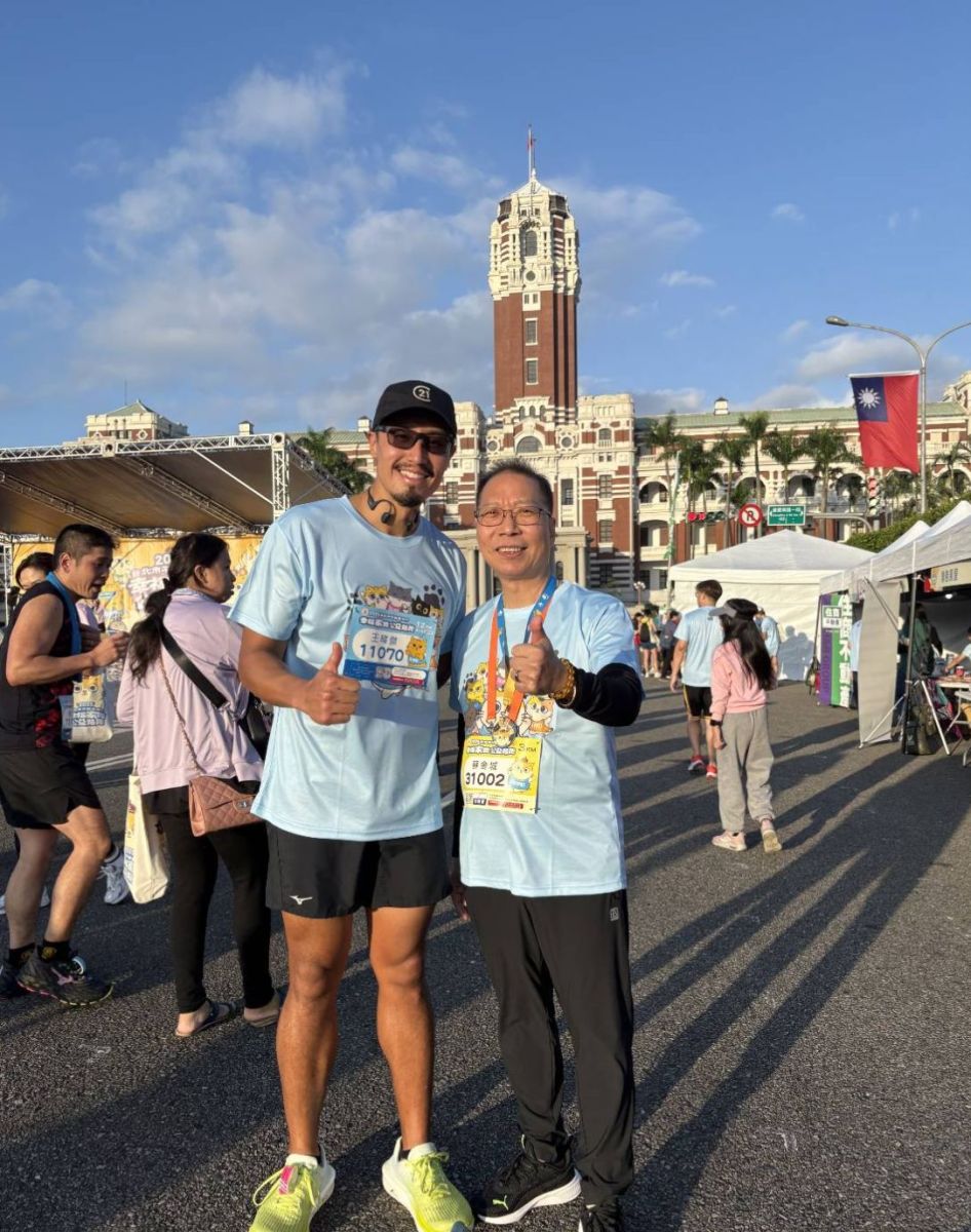 圖／產業領袖齊心！21世紀不動產總經理王暐傑（左）完賽後與台北市仲介公會理事長蘇金城（右）於總統府前開心合影，展現房仲產業團結一心、共同致力公益的深厚情誼。（21世紀不動產 提供）