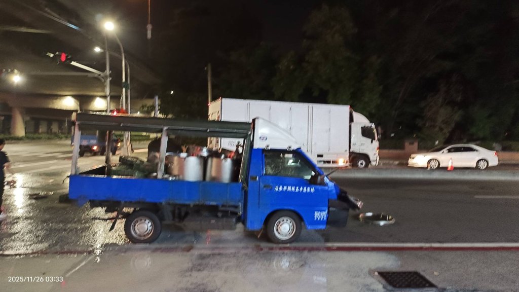 鳳山清晨車禍！大貨車疑闖紅燈撞上小貨車1人送醫