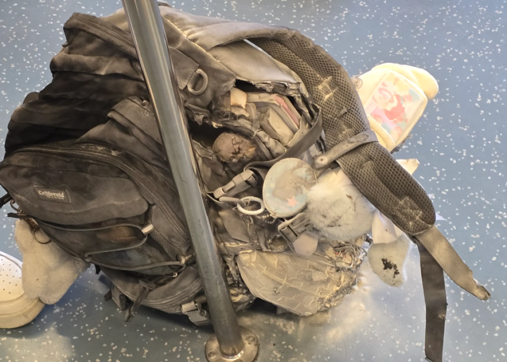 影/台鐵車廂突冒白煙!疑乘客行動電源燃燒 民眾急拿滅火器滅火