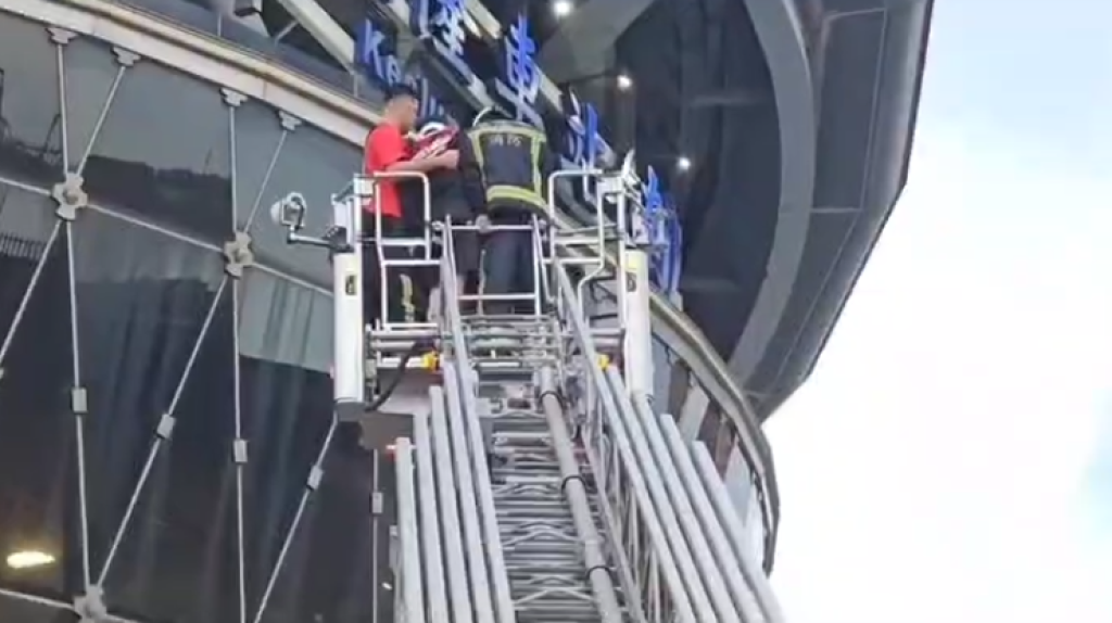 通緝犯拒檢開車闖入台鐵基隆車站軌道! 棄車逃逸躲車站頂棚遭逮捕害台鐵列車誤點