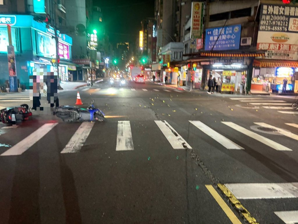 吳興街巷口!重機左轉撞上直行機車- 2騎士受傷送醫