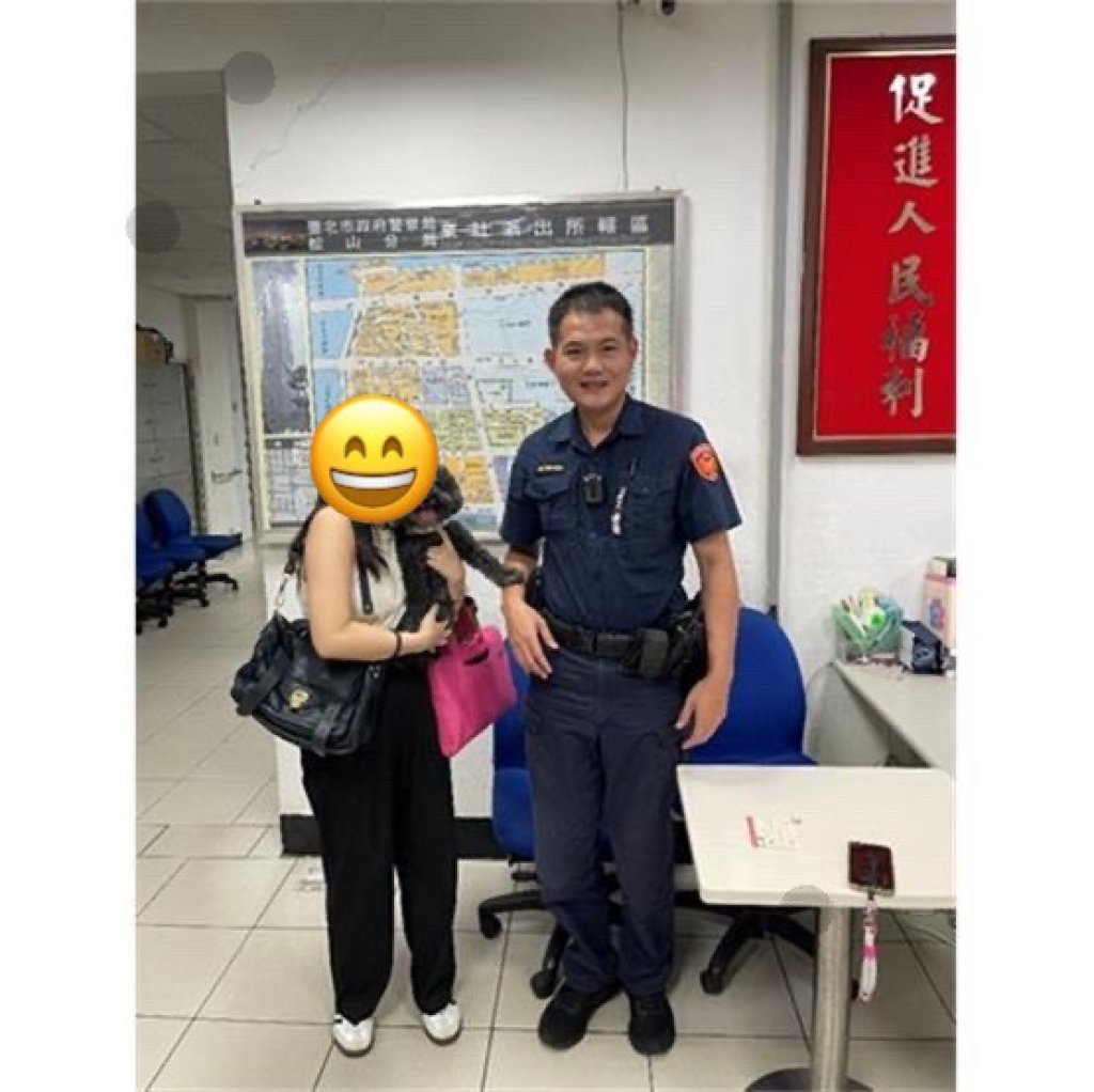 狗狗衝上南京東路!警火速攔下「小黑貴賓」幫牠回家團圓