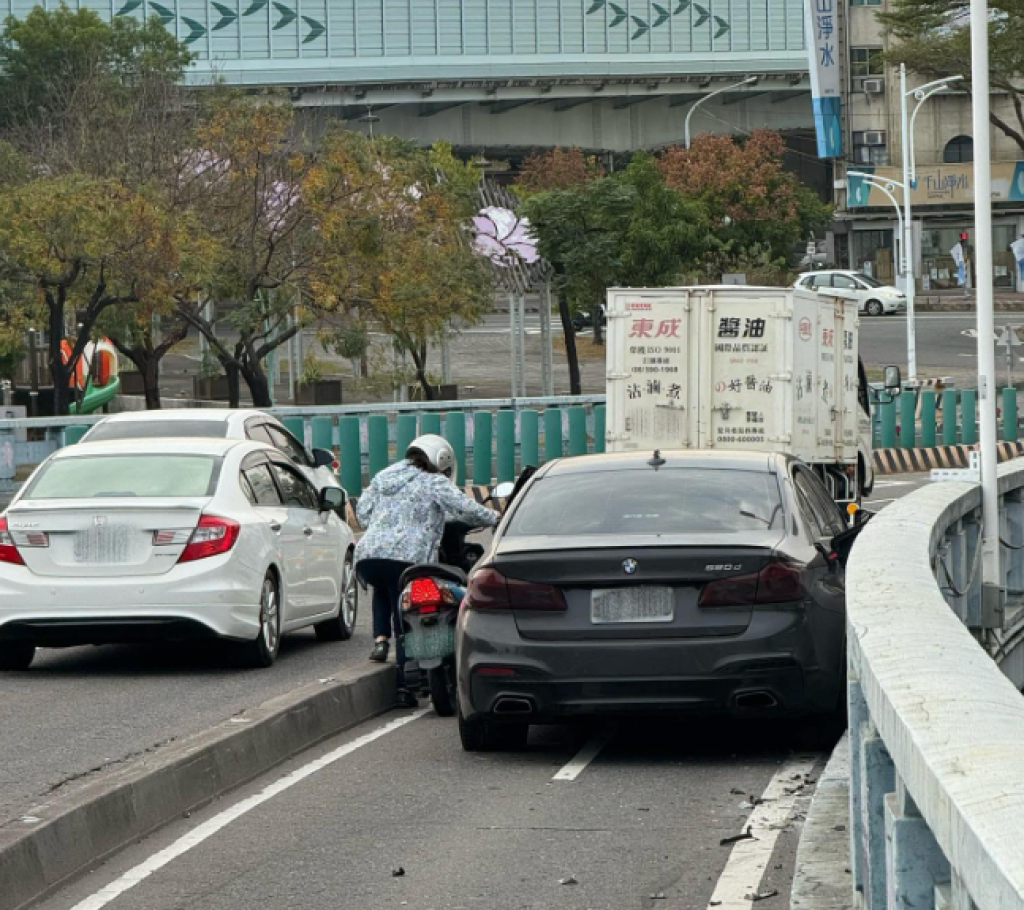 嘉義轎車誤闖機車專用道! 車體磨擦護欄安全氣囊炸開駕駛受輕傷