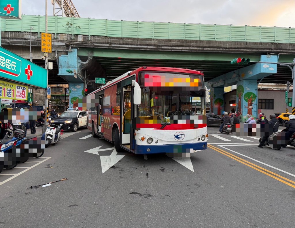士林公車肇事！　87歲翁走人穿越道被撞倒昏迷送醫