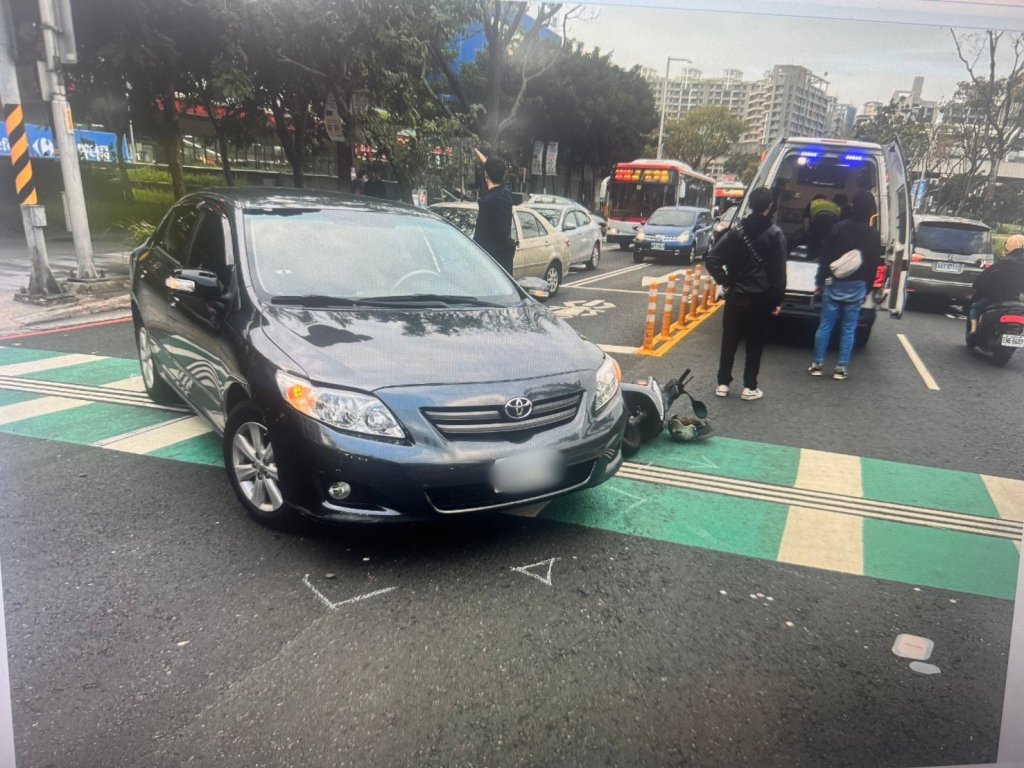 淡水阿伯酒駕「外側大迴轉」　同向機車騎士遭撞飛命危