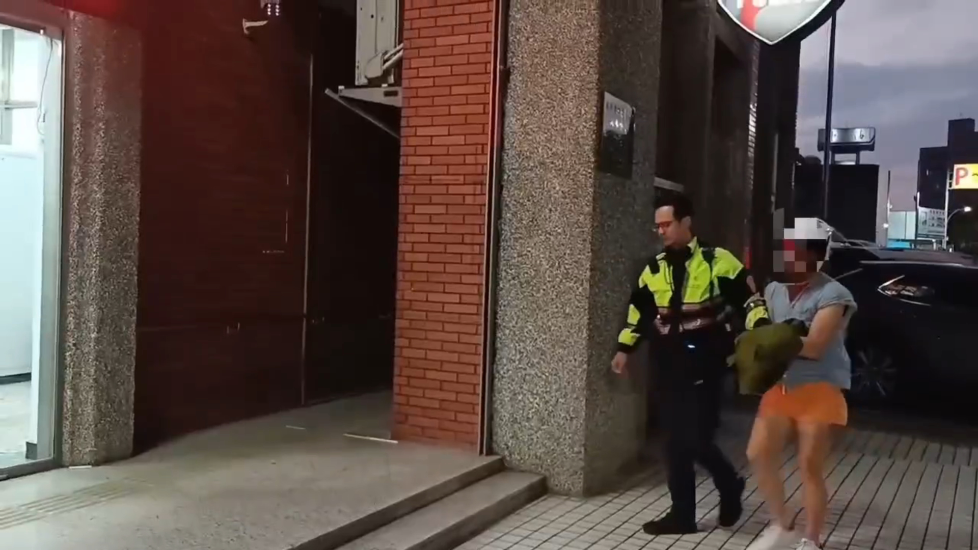 警方依《刑法》公共危險及過失傷害等罪嫌，將韓男上銬逮捕移送偵辦。