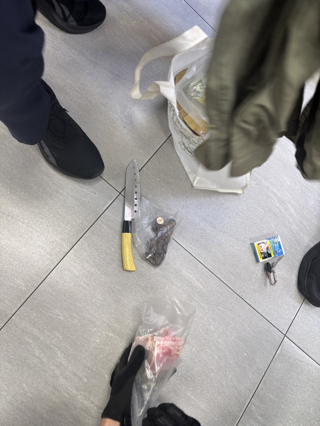 警方在德籍男子行搶後於周遭1家超商內將其查獲,並當場查扣作案用的水果刀,以及剩餘贓款9915元、香菸等證物。