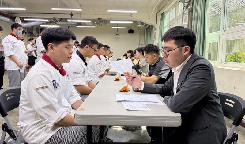 業界學長姐來助陣！開平餐飲職前課程提升學生「聯合面試」競爭力