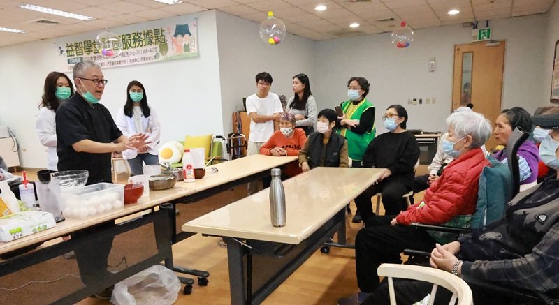 一勺冰淇淋好暖心　駱師傅十年傳愛門諾　七旬嬤連吃三杯綻笑顏