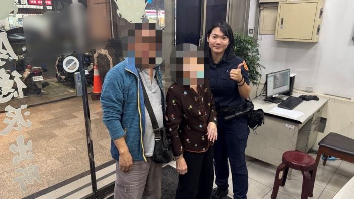 老婦迷途家屬焦急 三重警及時找回護送返家 38 《圖說》厚德派出所員警丁心喬與老婦及其家人合影。〈三重分局提供〉