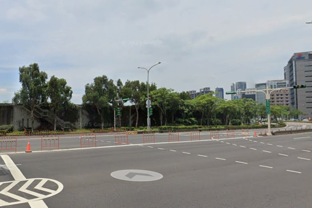 內湖區堤頂與瑞光路358巷口交通改善再精進 撤除分隔島移動式柵欄 恢復號誌管制提升行車安全 24 MEITU 20251126 120738160