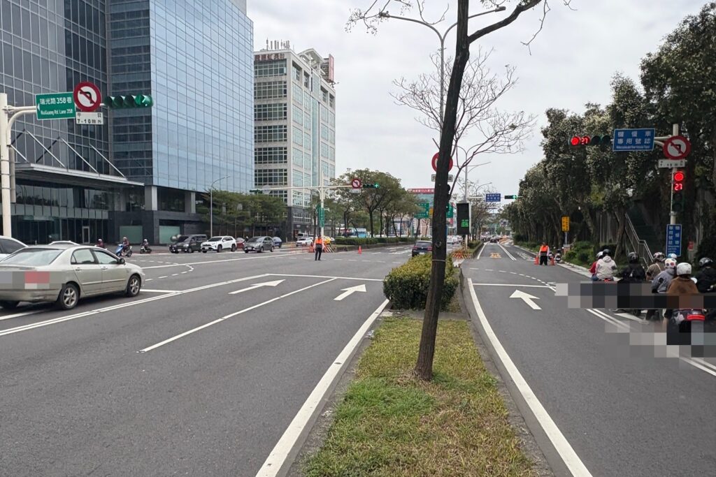 內湖區堤頂與瑞光路358巷口交通改善再精進 撤除分隔島移動式柵欄 恢復號誌管制提升行車安全 25 MEITU 20251126 120804716