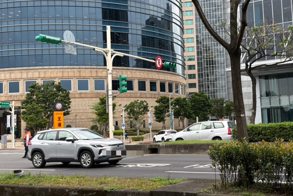 內湖區堤頂與瑞光路358巷口交通改善再精進 撤除分隔島移動式柵欄 恢復號誌管制提升行車安全 26 MEITU 20251126 120818877