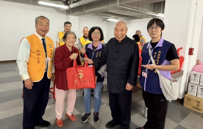 送暖土城弱勢家戶 福山天惠堂連續29年愛不停歇 23 《圖說》社會局副局長許秀能(中)與天惠堂主委李邦雄(右2)及點傳師林正修(左1),將物資交到弱勢家庭手中。〈社會局提供〉